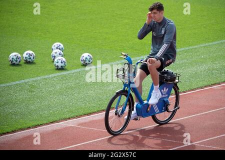 Herzogenaurach, Allemagne. 12 juin 2021. Football: Championnat d'Europe, équipe nationale, entraînement sur le terrain de sport Adi Dassler. Le Kai Havertz d'Allemagne vient à l'entraînement en vélo. Credit: Federico Gambarini/dpa/Alay Live News Banque D'Images