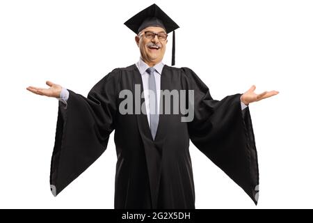Homme mûr gai portant une robe de graduation et écartant les bras isolés sur fond blanc Banque D'Images