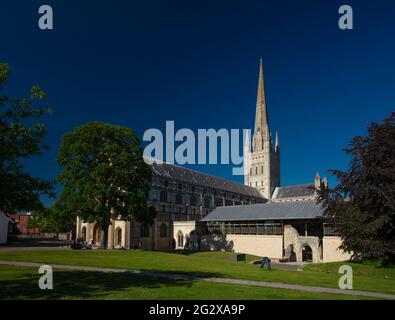 Norwich, Norfolk, Royaume-Uni, juin 2021, une vue de la cathédrale de Norwich de la ferme Banque D'Images
