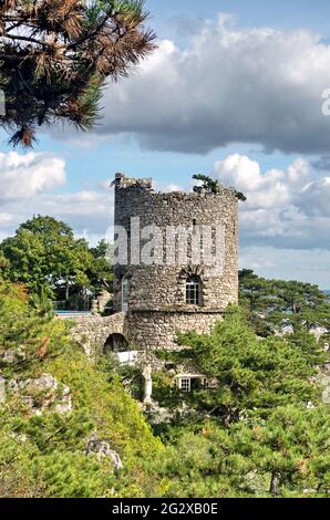 Ancienne tour d'un château en pierre défensive du Moyen-âge en très bon état dans une ville de Mödling, Autriche. Tour noire en Basse-Autriche. Banque D'Images