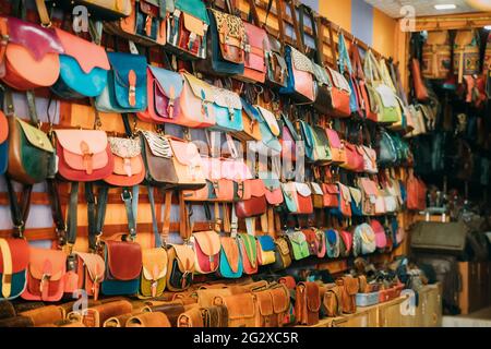 Canacona, Goa, Inde. Boutique avec articles en cuir - sacs, portefeuilles, sacs à dos, porte-documents Banque D'Images