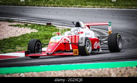 Oschersleben, Allemagne, le 26 avril 2019 : le pilote de course Paul Aron conduit une voiture de course à une seule place de Prema Theodore Racing pendant la Formule 4 allemande de l'ADAC Banque D'Images