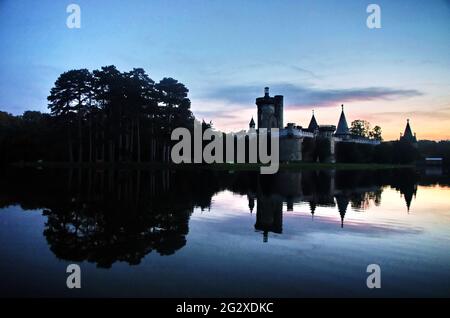 Château de Laxenburg Franzensburg, Autriche. Château de Franzensburg au coucher du soleil près de Vienne (Autriche) avec le lac en premier plan. Banque D'Images