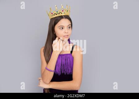 Beauté prononcée. Fille égoïste porter la couronne. Jeune fille. Magnifique fond gris princesse Banque D'Images