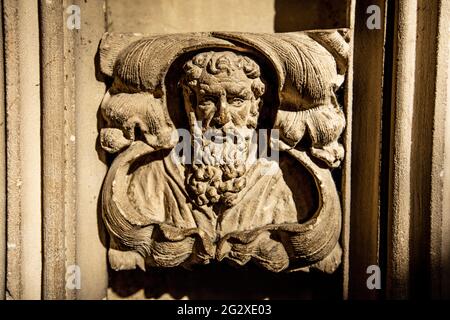 Norwich, Norfolk, Royaume-Uni, juin 2021, une vue des sculptures décoratives sur une porte sur le côté nord-est de la traversée de la cathédrale de Norwich Banque D'Images