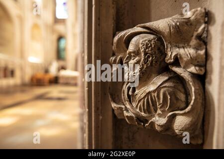Norwich, Norfolk, Royaume-Uni, juin 2021, une vue des sculptures décoratives sur une porte sur le côté nord-est de la traversée de la cathédrale de Norwich Banque D'Images