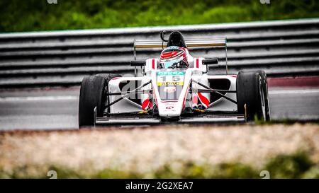 Oschersleben, Allemagne, 26 avril 2019: Le pilote de course masculin Laszlo Toth pilotant une voiture R-ace GP monoplace pendant la Formule 4 allemande de l'ADAC Banque D'Images