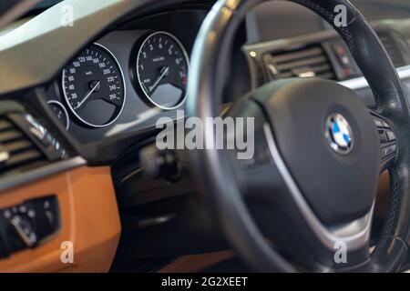 Istanbul, Turkiye - septembre 2020 : vue du logo BMW sur le volant de voiture Banque D'Images
