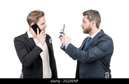 Connectivité constante. Les hommes d'affaires utilisent des smartphones. Communication mobile. Gestion des périphériques mobiles Banque D'Images