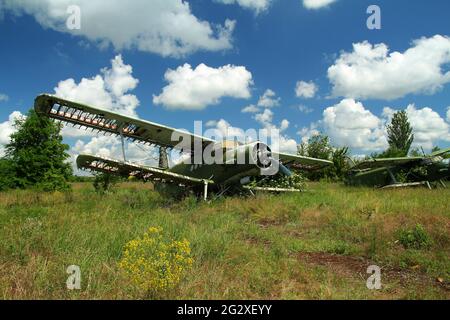 Ancien avion agricole biplan Antonov-2 à double aile avec ailes endommagées. Banque D'Images
