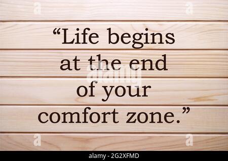 La vie commence à la fin de votre zone de confort, concept de quotes.Comfort zones. Citation motivationnelle et inspirante pour le succès, la vie, l'encouragement, l'éducation. Banque D'Images