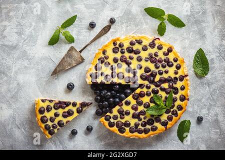 Tarte à la crème aux myrtilles maison sur fond clair. Banque D'Images