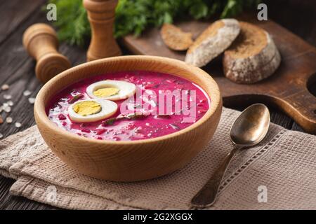 Soupe froide aux betteraves avec yaourt et œufs. Banque D'Images