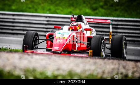 Oschersleben, Allemagne, 26 avril 2019: Pilote de course mâle Gianluca Petecof pilotant une voiture de course monoplace Prema Theodore Racing Banque D'Images