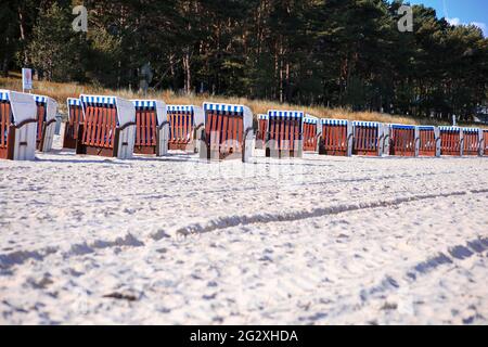 chaises de plage sur la plage de la mer du nord en allemagne Banque D'Images