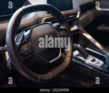 Istanbul, Turkiye - avril 2021 : gros plan du logo Peugeot sur le volant de voiture Banque D'Images