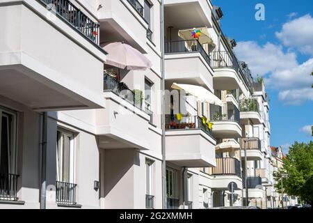 Immeuble moderne avec balcon vu à Berlin, en Allemagne Banque D'Images