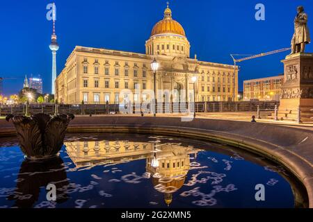 Le palais de Berlin reconstruit et la célèbre tour de télévision la nuit Banque D'Images