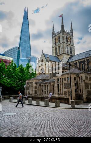 Londres. ROYAUME-UNI- 06.10.2021. Vue sur la rue de la cathédrale de Southwark avec le Shard en arrière-plan. Banque D'Images