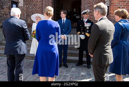 13 juin 2021, Danemark, Haderslev: Le président fédéral Frank-Walter Steinmeier (l) et son épouse Elke Büdenbender (r) sont accueillis à la cathédrale Sainte-Marie à Haderslev par Margrethe II, la reine du Danemark, le prince héritier Frederik et le prince chrétien du Danemark, ainsi que par Mette Frederiksen (3e de gauche), Premier ministre du Danemark, Et son mari Bo Tengberg (2e de droite). Le Président Steinmeier et sa femme sont en visite de deux jours au Danemark pour marquer le 100e anniversaire du tracé de la frontière entre le Danemark et l'Allemagne en 1920. Les célébrations ont dû être reportées en 2020 pour des raisons de corona et n Banque D'Images