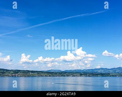 Paysage suisse idyllique, vue sur le lac de Zurich à Wollerau, canton de Schwyz en Suisse, Zurichsee, montagnes, eau bleue, ciel comme nature d'été et Banque D'Images