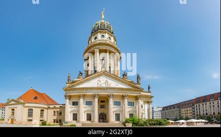 Gendarmenmarkt à Berlin avec salle de concert et cathédrale française dans le centre historique et d'affaires, Berlin, Allemagne, à l'été ensoleillé jour et ciel bleu Banque D'Images