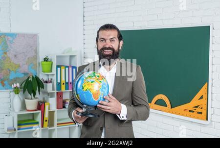 sujet préféré. maître de cours à l'université. retour à l'école. éducation formelle. journée du savoir. professeur à la barbe mature à la leçon. homme brutal Banque D'Images