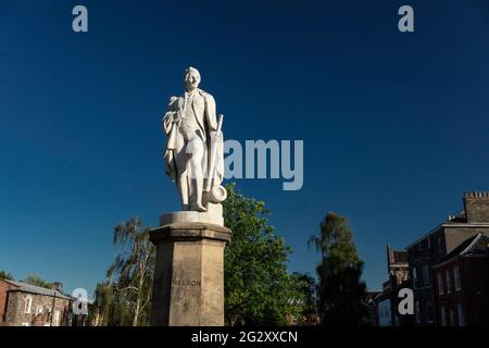 Norwich, Norfolk, Royaume-Uni, juin 2021, vue sur la statue de l'amiral Lord Horatio Nelson dans la cathédrale de Norwich Banque D'Images