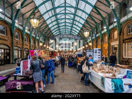 Londres - septembre 3 2015 : le marché Apple à Covent Garden, une arcade commerciale populaire avec des antiquités, des bijoux, des vêtements et des cadeaux. Banque D'Images