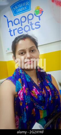 Gros plan sur une belle femme mûre regardant l'appareil photo Banque D'Images