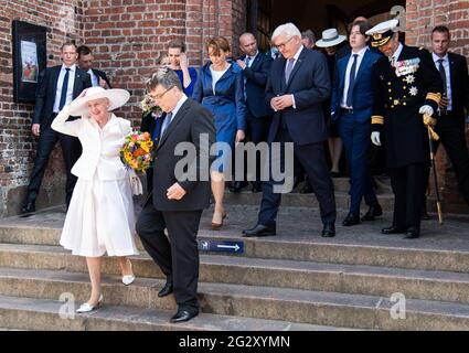 13 juin 2021, Danemark, Haderslev: Le Président fédéral Frank-Walter Steinmeier (3e de droite) et son épouse Elke Büdenbender arrivent avec Margrethe II (l-r), Reine du Danemark, Mette Frederiksen, Premier ministre du Danemark, Prince Christian du Danemark et Prince héritier Frederik après un service de fête germano-danois de la cathédrale Sainte-Marie à Hadersleben (Haderslev). Le président allemand Steinmeier et son épouse sont en visite de deux jours au Danemark à l'occasion du 100e anniversaire de la démarcation de la frontière entre le Danemark et l'Allemagne en 1920. Les célébrations ont dû être reportées en 2020 pour corona reas Banque D'Images