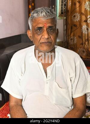 Beawar, Rajasthan, 12 juin 2021: L'homme de 66 ans Ambalal Joshi donne un rein à sa petite-fille de 15 ans Radhika qui souffrait d'ESRD (insuffisance rénale terminale). Radhika, étudiante à l'école, dit: 'Mon grand-père m'élever comme mon père. Il m'a donné un cadeau de nouvelle vie. Crédit : Sumit Saraswat/Alay Live News Banque D'Images