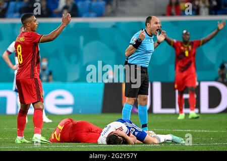 Youri Tielemans en Belgique, Timothy Castagne en Belgique, Kuzyayev en russe et Antonio Mateu Lahoz en espagnol comme arbitre lors d'un match de football Banque D'Images