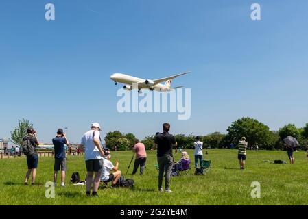 Aéroport de Londres Heathrow, Londres, Royaume-Uni. 13 juin 2021. Les passionnés d'aviation se rassemblent dans des lieux populaires autour de Heathrow, prêts à photographier l'avion Boeing VC-25A « Air Force One » (747 Jumbo Jet converti) transportant le président américain Joe Biden du sommet du G7 à Newquay à Londres. Les avions de ligne normaux atterrissent sur eux. Le temps est parfait, avec un ciel bleu clair. Banque D'Images