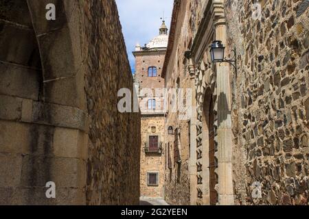 Caceres, Espagne. Une des adarves (remparts) avec le Palais de Tolède-Moctezuma dans la vieille ville monumentale, site classé au patrimoine mondial Banque D'Images