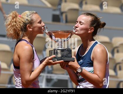 Paris, FRA. 13 juin 2021. Paris, Roland Garros, French Open Day 15 13/06/2021 Barbora Krejcikova et Katerina Siniakova (CZE) remportent la deuxième finale des dames. Krejcikova devenant la première femme depuis Mary Pierce en 2006 à remporter les deux titres de dames. Crédit : Roger Parker/Alay Live News Banque D'Images