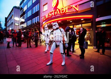 Stormtroopers à la première mondiale de Star Wars la Force s'éveille à Filmstaden dans Linköping. Banque D'Images