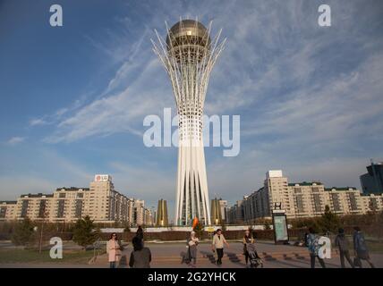 Nur-Sultan,KAZAKHSTAN - 4/28/2017 : Tour Bayterek à Astana (Nur Sultan) la capitale du Kazakhstan Banque D'Images