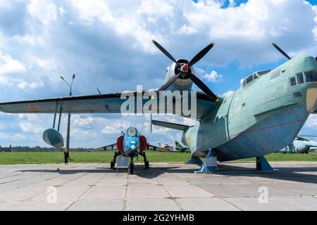 Kiev, Ukraine - 12 juin 2021 : avion amphibie. L'avion qui atterrit sur l'eau. Modèle rétro. Eau. Banque D'Images