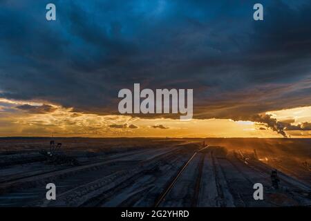 Nuages de tempête au-dessus de la mine d'opencast de Hambach, Allemagne. Banque D'Images