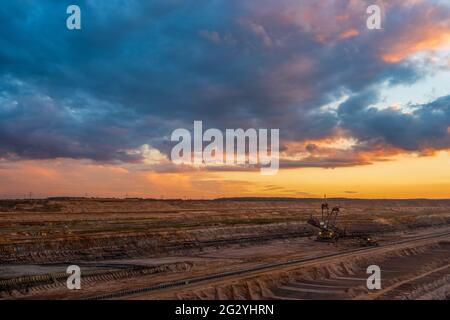 Nuages de tempête au-dessus de la mine d'opencast de Hambach, Allemagne. Banque D'Images