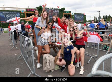 Les fans d'Angleterre et un fan d'Écosse dans la zone des fans de Trafford Park, Manchester, lorsqu'ils regardent le match de l'UEFA Euro 2020 Group D entre l'Angleterre et la Croatie qui s'est tenu au stade Wembley. Date de la photo: Dimanche 13 juin 2021. Banque D'Images