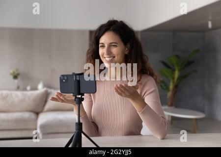 Une femme hispanique souriante parle lors d'un appel vidéo sur téléphone portable Banque D'Images