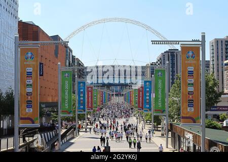 Londres, Royaume-Uni. 13 juin 2021. Vue générale sur le stade et les fans qui descendent sur Wembley Way avant de partir. Scenes whead off the UEFA Euro 2020 Tournament match, England v Croatia, Wembley Stadium, Londres, dimanche 13 juin 2021. Cette image ne peut être utilisée qu'à des fins éditoriales. photo de Steffan Bowen/Andrew Orchard sports Photography/Alay Live News crédit: Andrew Orchard sports Photography/Alay Live News Banque D'Images