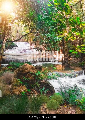 Cascade de Huay Mae Khamin à Kanchanaburi, Thaïlande Asie du Sud-est Paysage de la jungle avec l'eau turquoise étonnante de cascade à la profonde tropica Banque D'Images