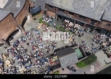 Birmingham, West Midlands, Royaume-Uni. 13 juin 2021. Les fans d'Angleterre s'assoient devant un grand écran extérieur au pub Distillery sur Sheepcote Street pendant la journée la plus chaude de l'année à côté d'un canal à Birmingham pour regarder l'Angleterre vs Croatie en Euro 2020. Photo par crédit : arrêter presse Media/Alamy Live News Banque D'Images