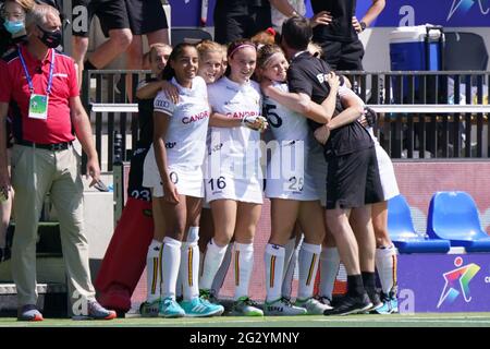 AMSTELVEEN, PAYS-BAS - JUIN 13 : Tiphaine Duquesne de Belgique, Pauline Leclef de Belgique et Raoul Ehren de Belgique célébrant le match des femmes entre la Belgique et l'Espagne aux Championnats d'Europe de hockey à Wagener Stadion le 13 juin 2021 à Amstelveen, pays-Bas (photo de Jeroen Meuwsen/Orange Pictures) Banque D'Images