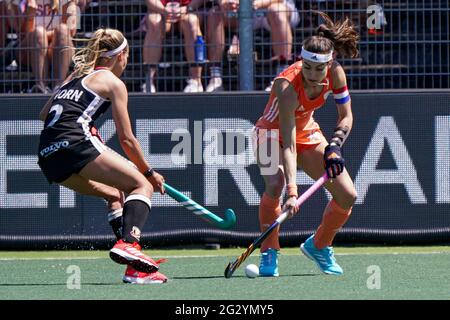 AMSTELVEEN, PAYS-BAS - JUIN 13 : Kira Horn d'Allemagne, Eva de Goede des pays-Bas lors du championnat européen de hockey féminin finale entre les pays-Bas et l'Allemagne au Wagener Stadion le 13 juin 2021 à Amstelveen, pays-Bas (photo de Jeroen Meuwsen/Orange Pictures) Banque D'Images
