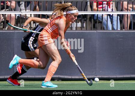 AMSTELVEEN, PAYS-BAS - JUIN 13: Kira Horn d'Allemagne, Pien Dicke des pays-Bas lors du championnat européen de hockey féminin finale match entre les pays-Bas et l'Allemagne au Wagener Stadion le 13 juin 2021 à Amstelveen, pays-Bas (photo de Jeroen Meuwsen/Orange Pictures) Banque D'Images