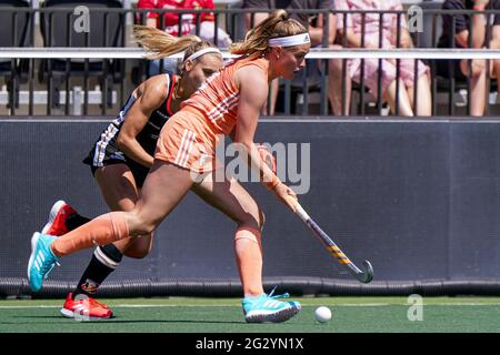 AMSTELVEEN, PAYS-BAS - JUIN 13: Kira Horn d'Allemagne, Pien Dicke des pays-Bas lors du championnat européen de hockey féminin finale match entre les pays-Bas et l'Allemagne au Wagener Stadion le 13 juin 2021 à Amstelveen, pays-Bas (photo de Jeroen Meuwsen/Orange Pictures) Banque D'Images